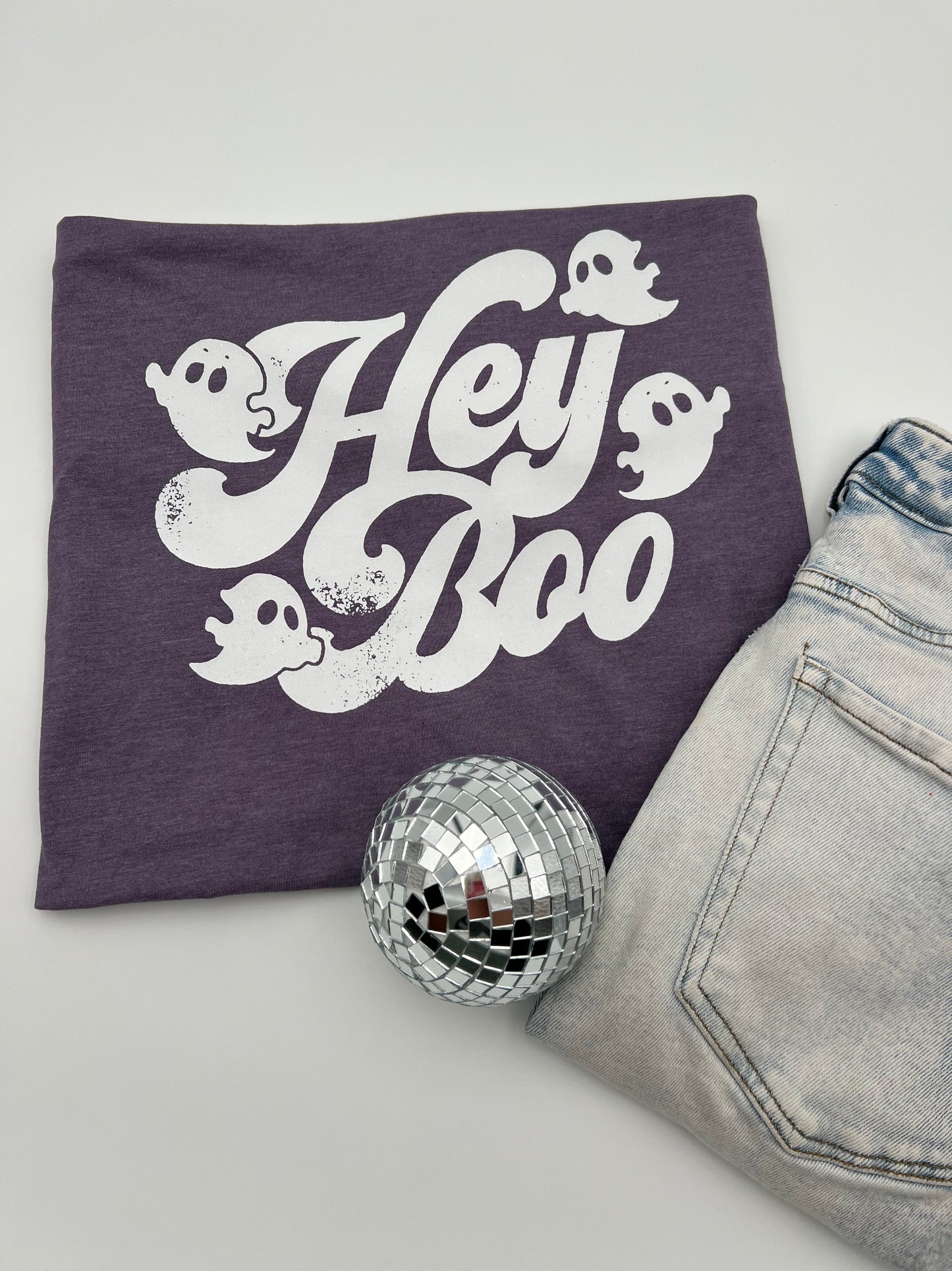 HEY BOO: Unisex T-shirt in HEATHER PURPLE