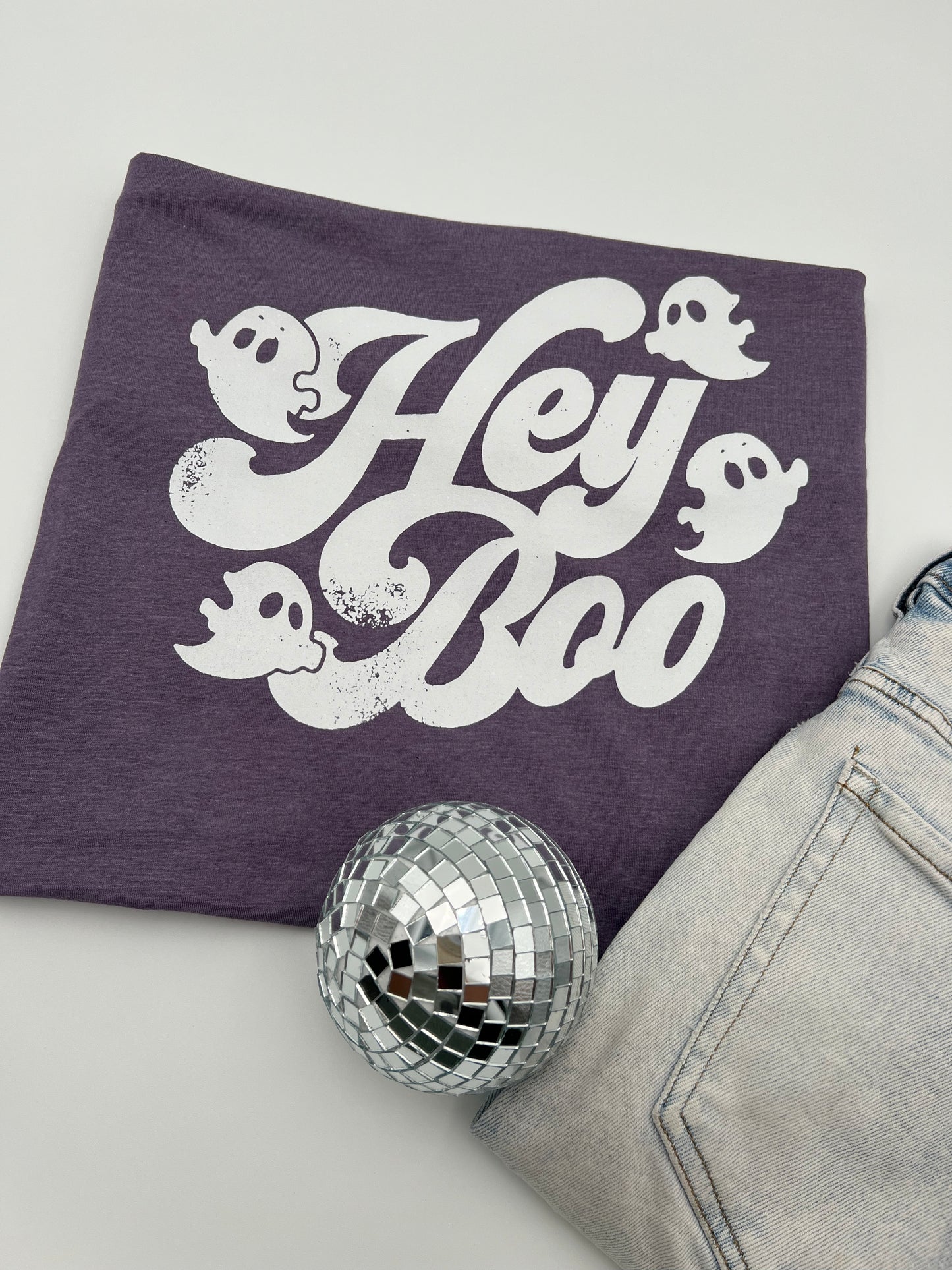 HEY BOO: Unisex T-shirt in HEATHER PURPLE