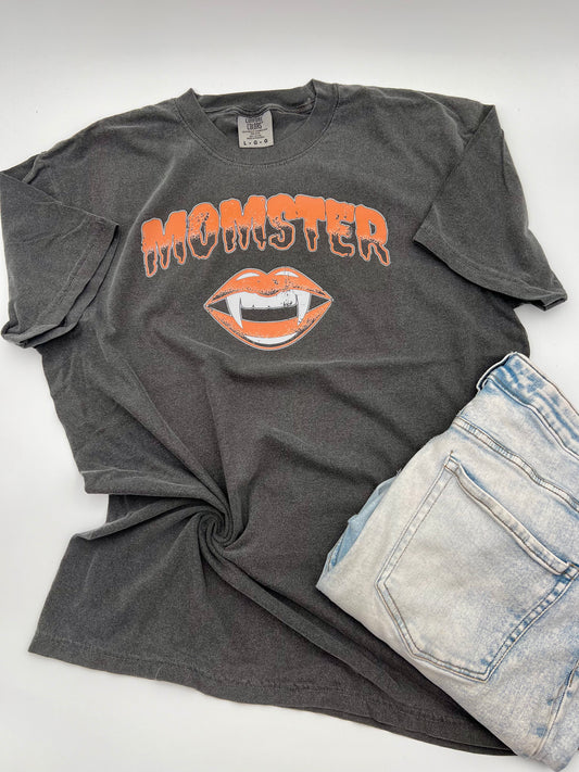 MOMSTER: Unisex T-shirt in PEPPER