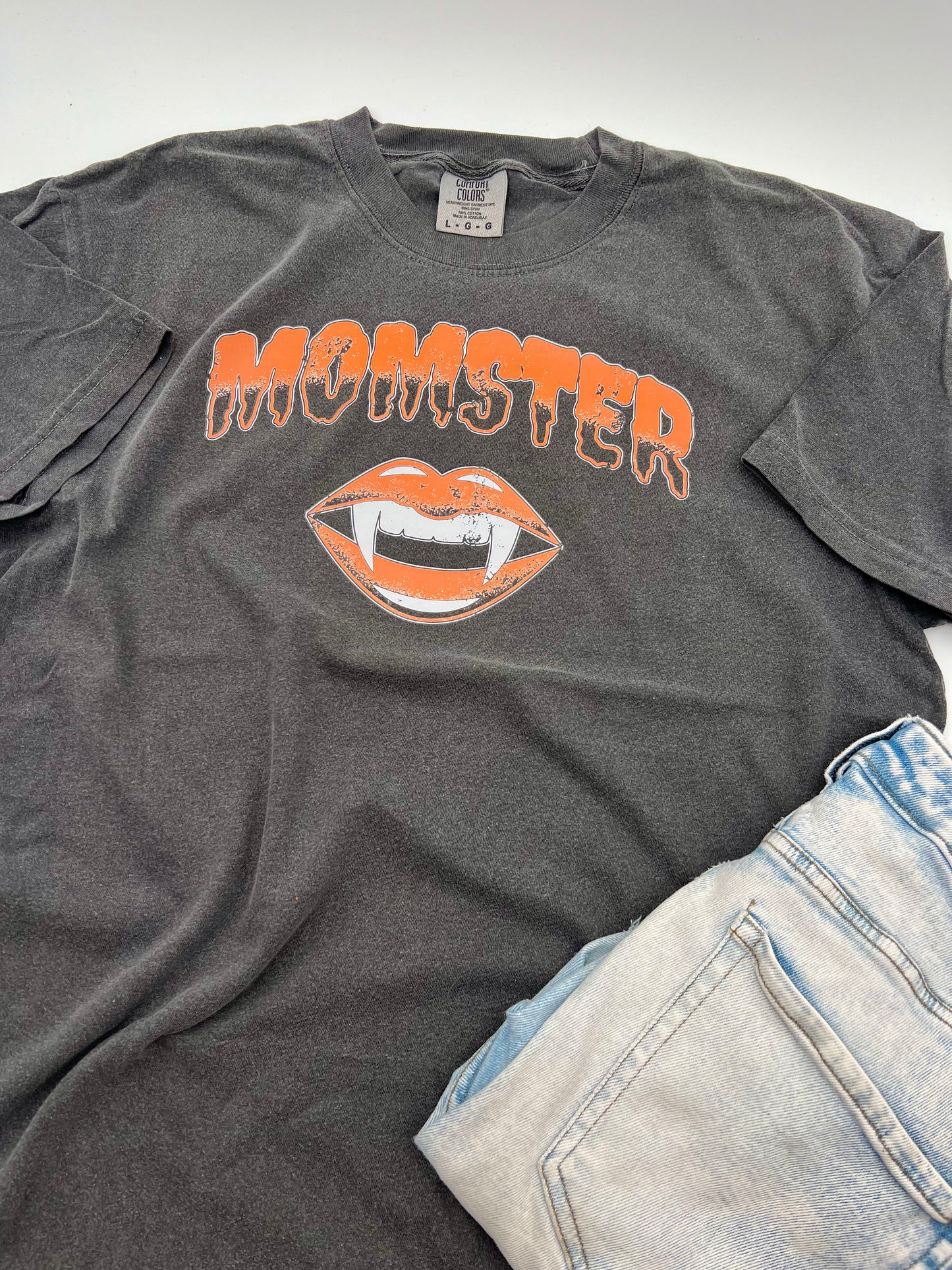 MOMSTER: Unisex T-shirt in PEPPER